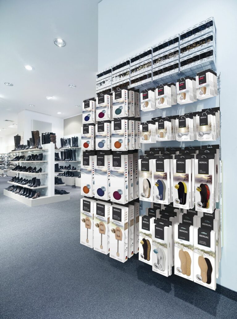 Auch für Furnituren, Einlagen und Pflegeprodukte ist die Präsentation auf der Fläche relevant. (Foto: BNS)