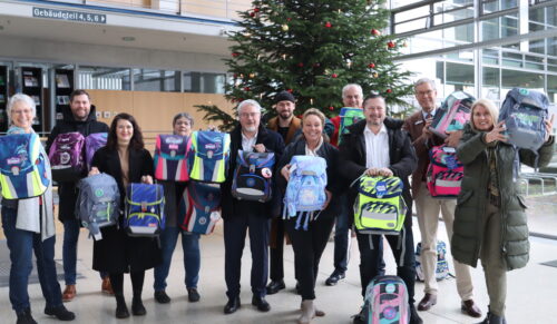 Übergabe der Schulranzen im Kreishaus Gütersloh (v.l.): Birgit Kaupmann (Caritas), Marcel Schröder (Ergobag, Fond of), Jacqueline Stratmann (Ranzenfee & Koffertroll), Esther Hartmann (Caritas), Jens Wegener (Steinmann Gruppe, Scout, DerDieDas), Timo Niermann (Fond Of, ergobag), Marlene Engelbreth (Beckmann Norway), Stephan Epp (Hama, Step by Step), Damian Juranek (Felidae Europe, school mood), Schirmherr Landrat Sven-Georg Adenauer und Monika Stratmann (Ranzenfee & Koffertroll) (Foto: Kreis Gütersloh)