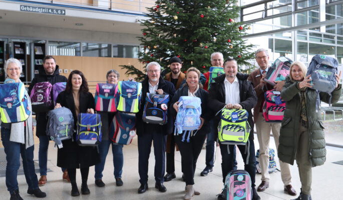 Übergabe der Schulranzen im Kreishaus Gütersloh (v.l.): Birgit Kaupmann (Caritas), Marcel Schröder (Ergobag, Fond of), Jacqueline Stratmann (Ranzenfee & Koffertroll), Esther Hartmann (Caritas), Jens Wegener (Steinmann Gruppe, Scout, DerDieDas), Timo Niermann (Fond Of, ergobag), Marlene Engelbreth (Beckmann Norway), Stephan Epp (Hama, Step by Step), Damian Juranek (Felidae Europe, school mood), Schirmherr Landrat Sven-Georg Adenauer und Monika Stratmann (Ranzenfee & Koffertroll) (Foto: Kreis Gütersloh)