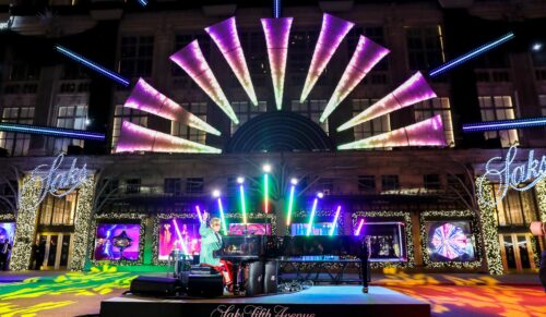 Die Schaufenster wurden mit einer Lightshow und einem Auftritt von Elton John präsentiert. (Foto: BFA for Saks)