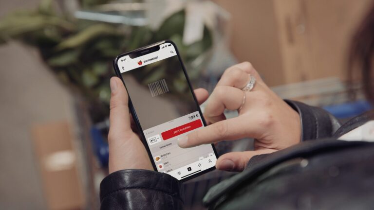 Über die Kunden-App können die Produkte mit dem Handy gescannt und direkt bezahlt werden, ohne an eine Kasse zu müssen. (Foto: Snabble)