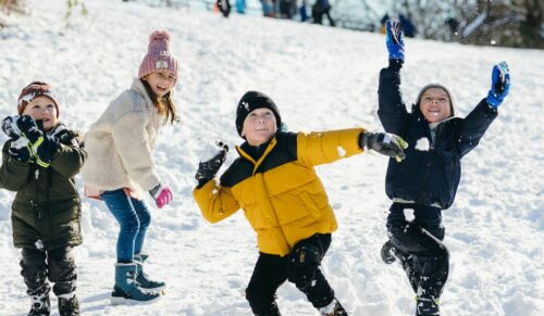 Kinder im Winter – mit Superfit-Schuhen (Foto: Superfit)