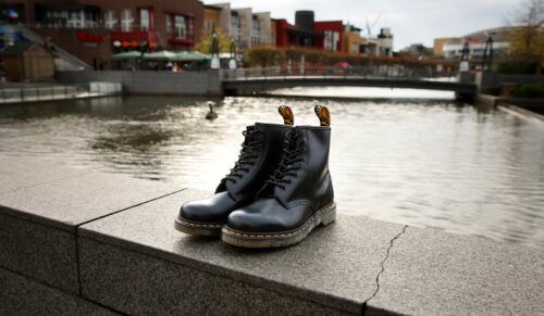 Dr. Martens-Schuh vor dem Centro in Oberhausen (Foto: Dr. Martens/Michael Schwettmann)