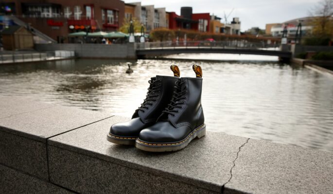 Dr. Martens-Schuh vor dem Centro in Oberhausen (Foto: Dr. Martens/Michael Schwettmann)