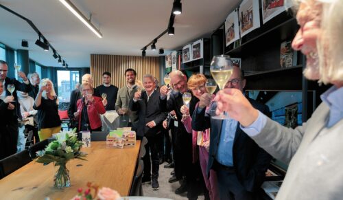 Die Eröffnung des neuen Huber-Standortes war für viele Händlerinnen und Händler ein Anlass zum Wiedersehen. (Foto: Huber Ladenbau)