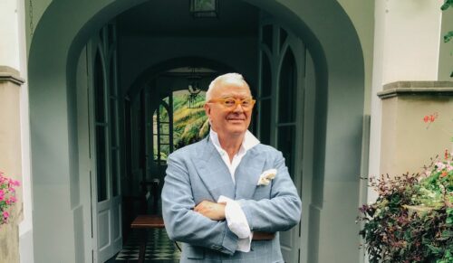 Der Künstler und seine Schuhe: Manolo Blahnik. (Foto: Blahnik)