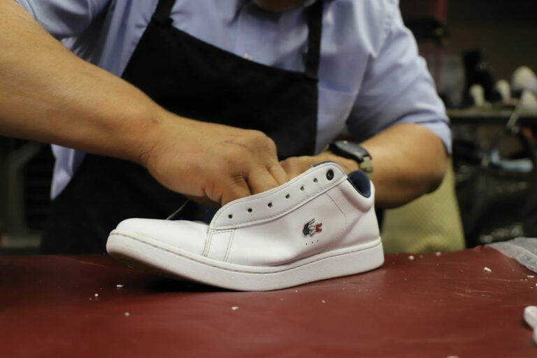 In sieben Tagen soll der Schuh repariert wieder zuhause ankommen. (Foto: Repair Rebels)