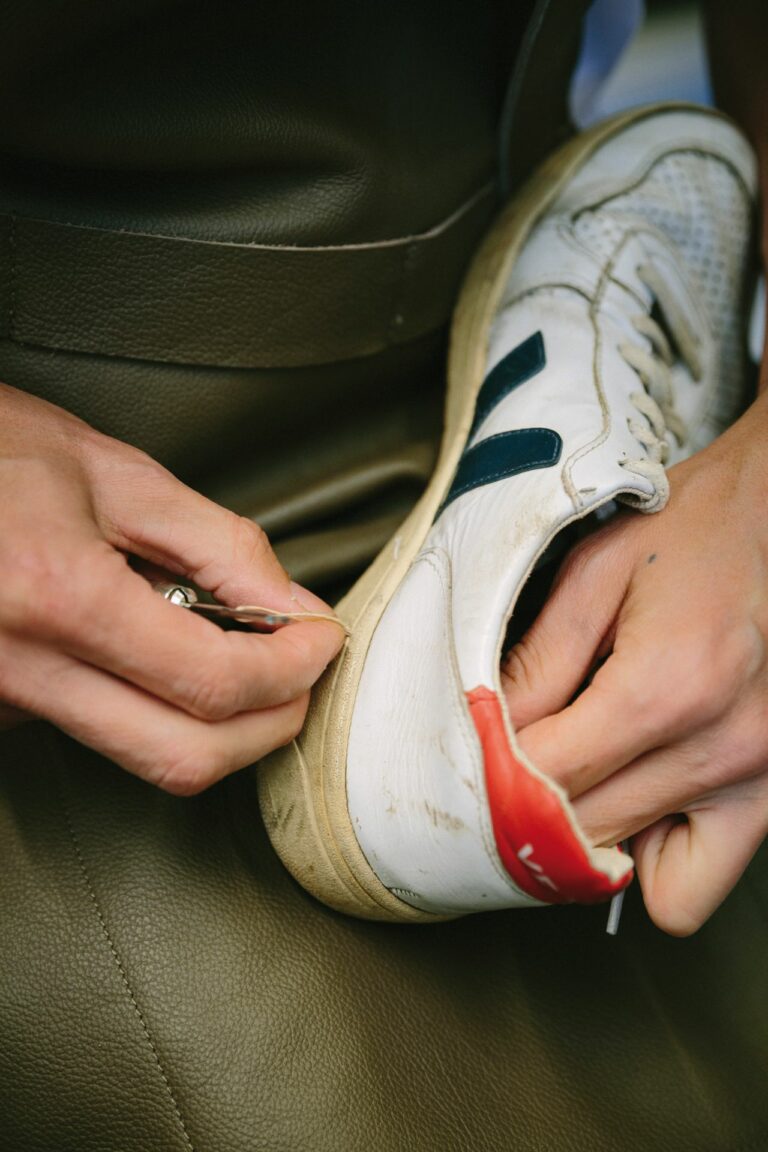 Bei Veja setzt man auch auf die Schuhreparatur. (Foto: Veja/Cedric Schanze)