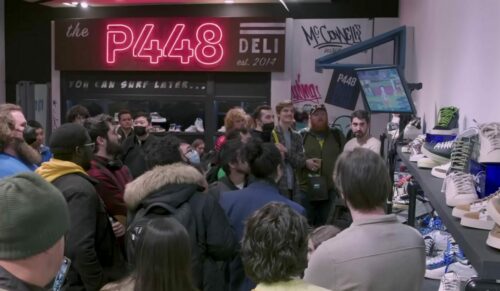 Die Pop-Up-Pokémon-Arena in der New Yorker Filiale des Sneaker-Stores P448. (Foto: WolfeVCG via Youtube)