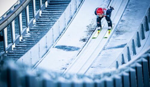 Skechers tritt als Sponsor während der Worldcups im Damen-Skispringen auf. (Foto: Skechers / Daniel Kopach)