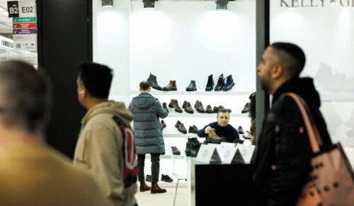 Was trägt man im Herbst/Winter 2023/24? Die ersten Tendenzen gab es bei der Expo Riva Schuh. (Foto: Expo Riva Schuh)