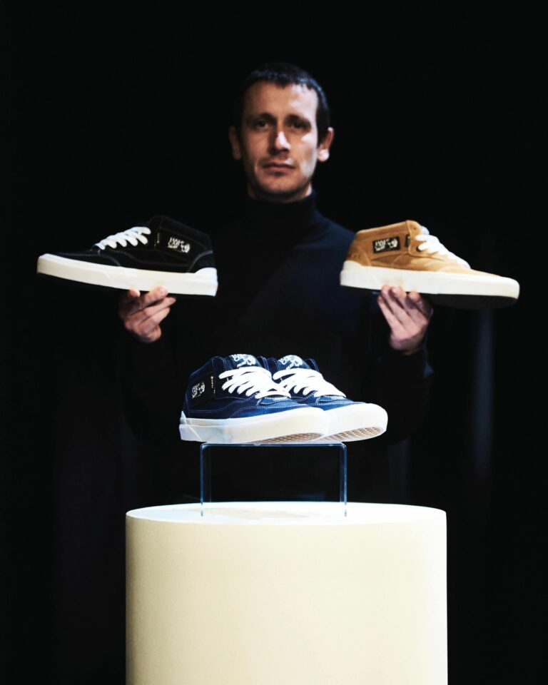 Danny Brady mit dem neuen Modell in Schwarz, Navy und Beige (Foto: Vans)