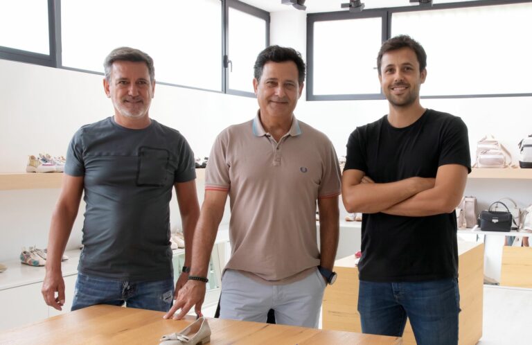 Von links nach rechts: Luis Chico de Guzmán ist CEO von Hispanitas, Carlos sein Stellvertreter und Pablo, der Sohn von Luis, aktuell als Brand Manager tätig. (Foto: Hispanitas)