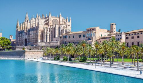 Weltberühmt: die Kathedrale der heiligen Maria in Palma de Mallorca (Foto: Tom Podmore/Unsplash)
