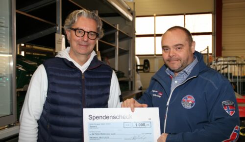 SABU-Geschäftsführer Stephan Krug übergibt die Spende an Marco Schönberger von den Heilbronner Tafeln. (Foto: SABU)