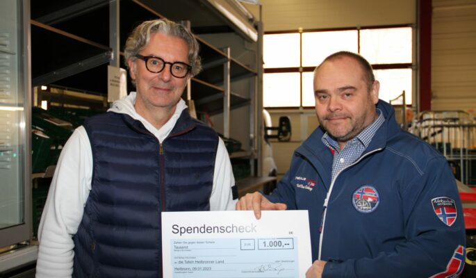 SABU-Geschäftsführer Stephan Krug übergibt die Spende an Marco Schönberger von den Heilbronner Tafeln. (Foto: SABU)