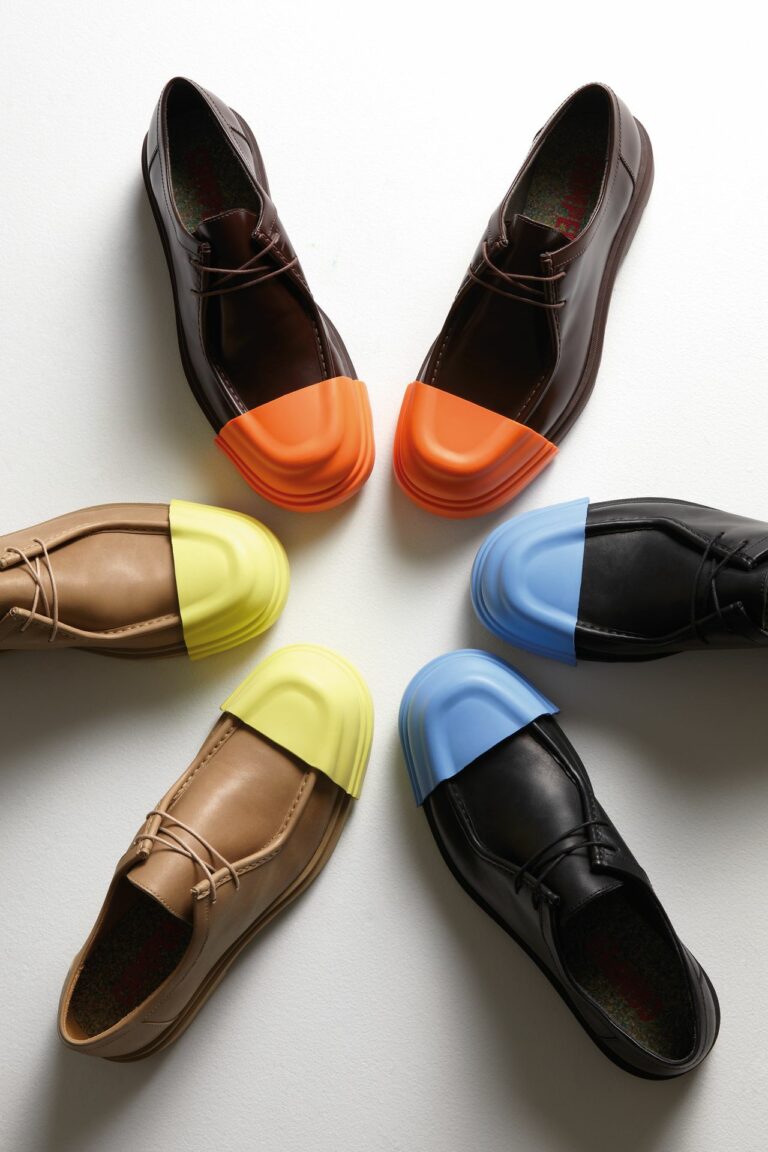 Die pastelligen und austauschbaren Schuhkappen sorgen für einen Farbklecks auf dem klassischen Schuh. (Foto: Camper)