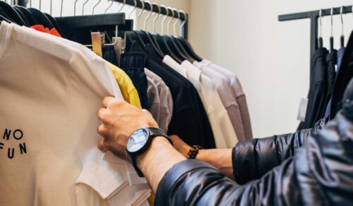 Geben Verbraucherinnen und Verbraucher weniger Geld für Schuhe und Mode aus? (Foto: Charles de Luvio/Unsplash)