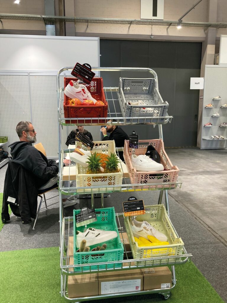 Auf Messen und auch in Läden präsentiert Moea seine Schuhe in Obstkörben. Auf den Tafeln ist die Materialzusammensetzung transparent ausgeschildert. (Foto: Redaktion)