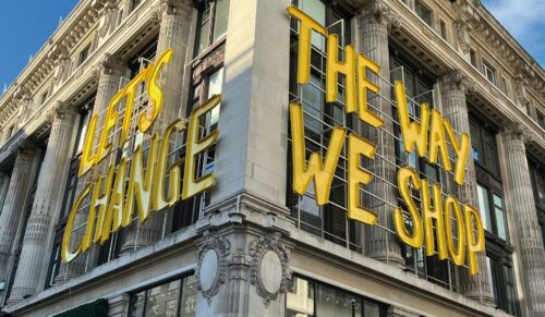Let’s change the way we shop: Der Appell an einer Kaufhausfassade in London bringt einen 
Grundgedanken des Cool Hunter-Projekts zum Ausdruck. (Foto: DHBW/Assima hoch 2)