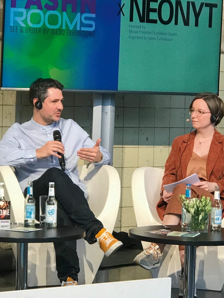 Sebastian Thies beobachtet die Entwicklung von veganen Lederalternativen genau. Für sie wird zwar Kunststoff genutzt, doch wenn man sie kategorisch ablehnt, können die Unternehmen ihre Produkte auch nicht verbessern. (Foto: Redaktion)