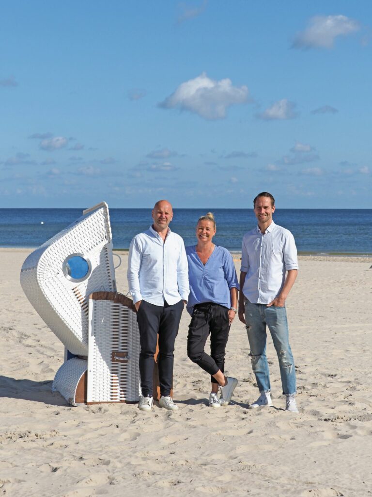 Das Pier 14-Geschäftsführer-Trio Jana und Gert Griehl und
Stefan Richter (rechts) am sonnigen Ostseestrand. (Foto: Pier 14)