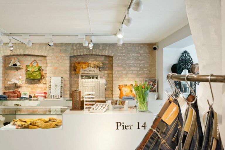 Die historische Kasse ist ein Blickfang im Store in Kühlingsborn. (Foto: Pier 14)
