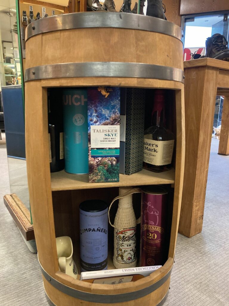 Auch wenn es mal nicht um Schuhe geht: Mit einem außergewöhnlichen Glas Whiskey bleibt Uwe Meise von Roland Herrenschuhe den Kunden garantiert in Erinnerung. (Foto: Redaktion)