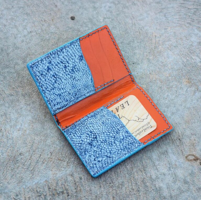 Aus dem Drachenflossenleder mit den tiefen Schuppentaschen fertigt Teton Leather exotische Taschen und Accessoires. (Foto: Inversa)