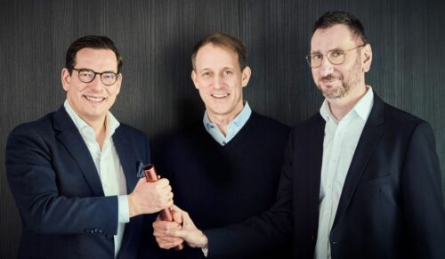 (v.l.n.r.) Dr. Dominik Benner übernimmt den Staffelstab von Georg Hesse und Thomas Buhl. (Foto: The Platform Group)