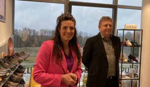 Yvonne Breinlinger-Scheuring (Solidus) und Thomas Bauerfeind (Berkemann) begrüßten die Gäste beim Event in Breitscheid am 2. Februar)