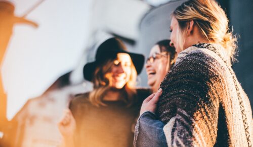 Gselliger Austausch in netter Runde beim schuhkurier Get Together auf der Shoes in Düsseldorf. (Foto: Unsplash)
