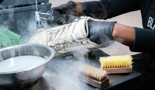 In der Sneakerpflegewerkstatt Blackpolish im Düsseldorfer Concept Store Qonnect kümmert sich Benjamin Luzolo um die hartnäckigen Fälle. (Foto: Blackpolish)