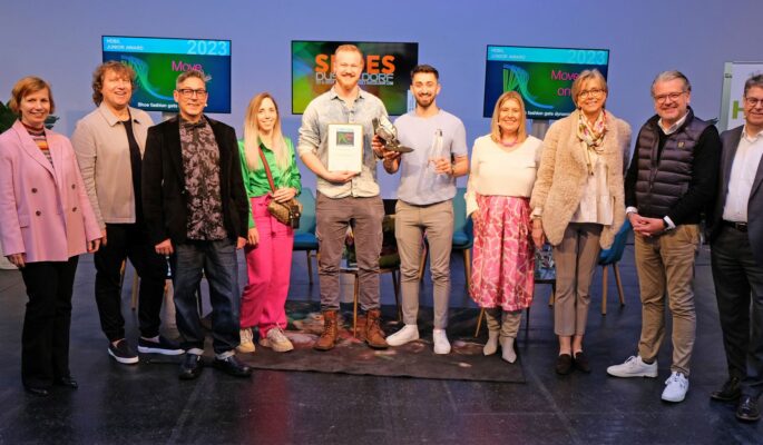 Die Gewinner 2023 präsentieren ihren Preis gemeinsam mit den Jurorinnen und Juroren des HDS/L Junior Award. (Foto: HDS/L)