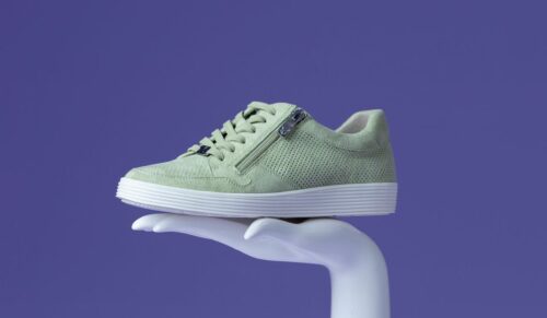 Der Frühling kommt und mit ihm neue,  bunte und frische Trendfarben. Damit einher kommt die Frage nach den Farbpflegemitteln. Kommen die Furniturenhersteller mit dem Farbangebot hinterher oder sind nicht ohnehin Multicolor-Produkte ausreichend? (Foto: Caprice)