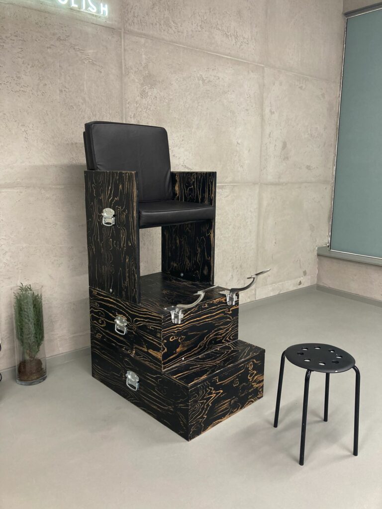 Der von Benjamin Luzolo konzipierte Holzstuhl fürs Schuheputzen geht immer wieder auf Tournee. (Foto: Blackpolish)