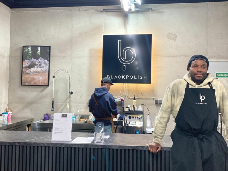 Benjamin Luzolo, Gründer von Blackpolish, in seiner neuen Werkstatt im Concept Store Qonnect. (Foto: Blackpolish)