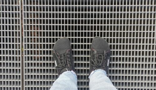 Verschiedene Untergründe lassen sich mit Barfußschuhen deutlich ertasten. (Foto: Redaktion)