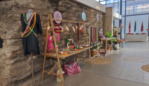 Bunte Accessoires rundeten das Messeangebot erfogreich ab. (Foto: Redaktion)
