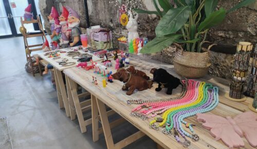 Bunte Accesoires rundeten das Angebot auf der Essenz ab. (Foto: Redaktion)