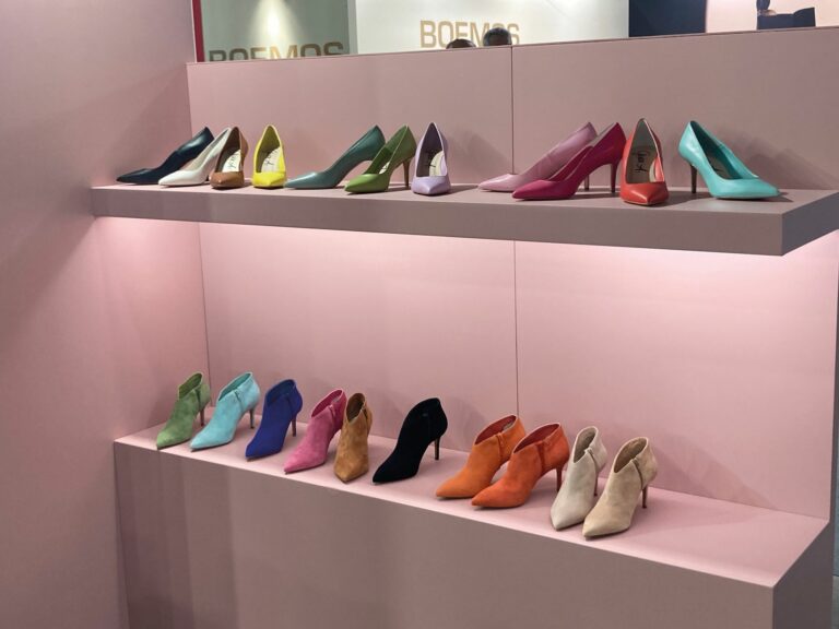 Farbenfroh und elegant ging es auf der Mailänder Schuhmesse Micam zu. (Foto: Redaktion)