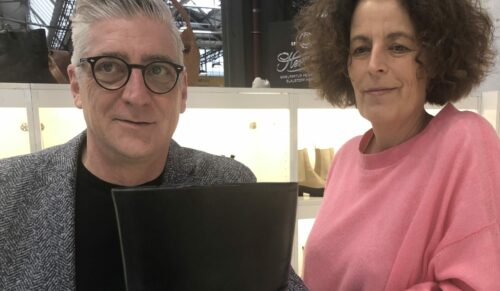 Michael und Stefanie Schreiber von der Vertriebsagentur Samo stellten die Herrlicher-Schuhkollektion auf der Shoes Düsseldorf vor. (Foto: Redaktion)