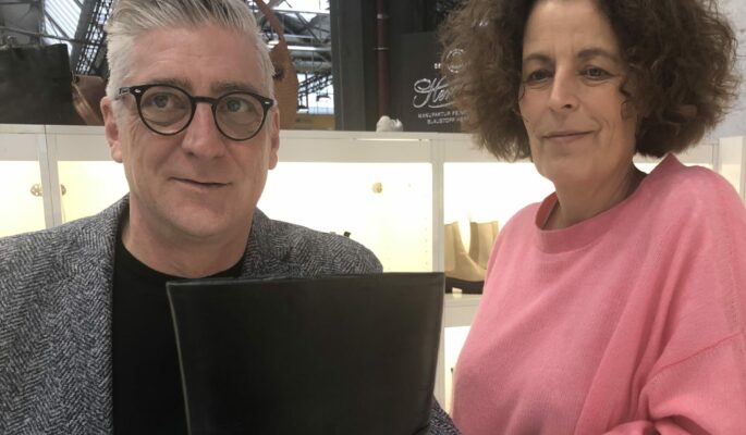 Michael und Stefanie Schreiber von der Vertriebsagentur Samo stellten die Herrlicher-Schuhkollektion auf der Shoes Düsseldorf vor. (Foto: Redaktion)