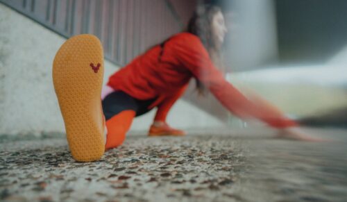 Mit Barfußschuhen zu laufen soll die Fußmuskulatur trainieren und die natürlichen Bewegungsabläufe wieder aktivieren. (Foto: Vivobarefoot)