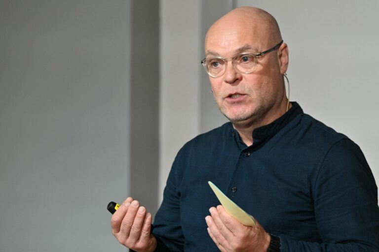 Dirk Schwager über Screening, Diagnostik und Versorgung beim Bequemschuhsymposium in Zeulenroda (Foto: Volkmar Heinz/Leipzig Report)
