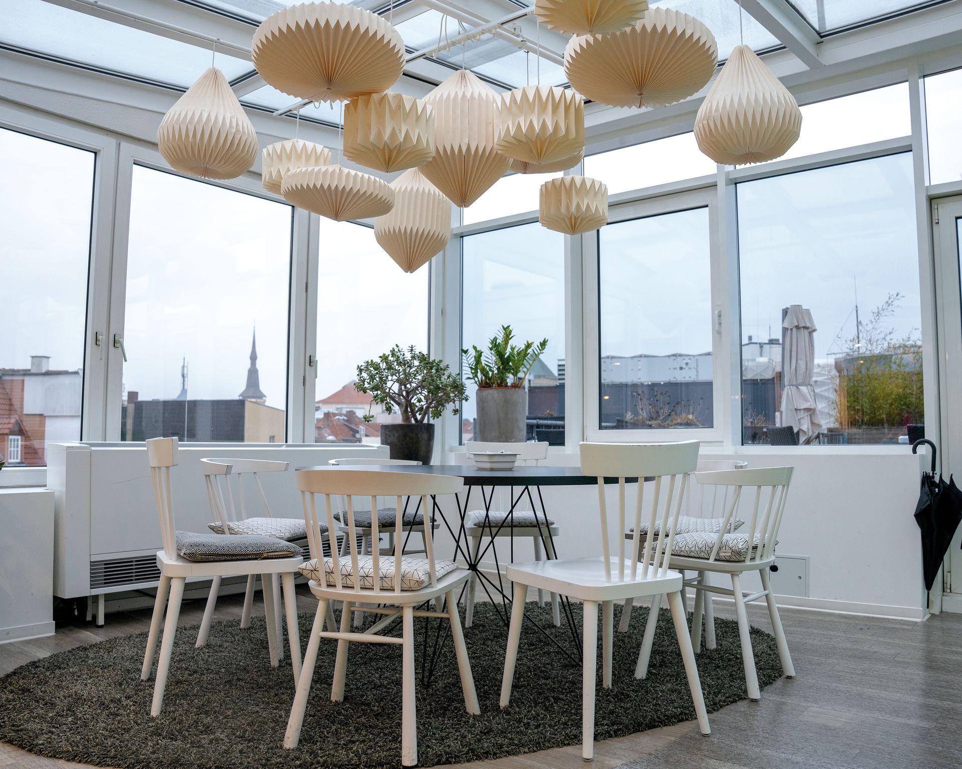 Mit Blick über die Dächer Osnabrücks: Tageslicht ist in der Kantine, wo man zwanglos zusammensitzen und sich jederzeit aufhalten kann, obligatorisch. (Foto: Lengermann + Trieschmann)
