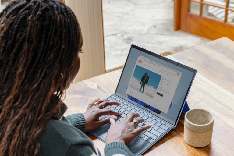 Online Schuhe oder Kleidung kaufen, ist für den Verbraucher komfortabel. Für den Handel bedeutet es einen immensen Mehraufwand. (Foto: Microsoft Edge / Unsplash)