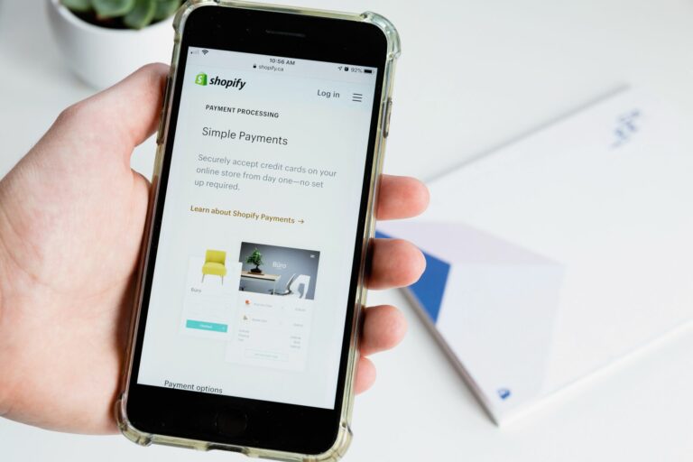 Shopfair will den Schuhhändlern und -händlerinnen künftig auch beim Aufbau eigener Online-Shops helfen. (Foto: Microsoft Edge / Unsplash)