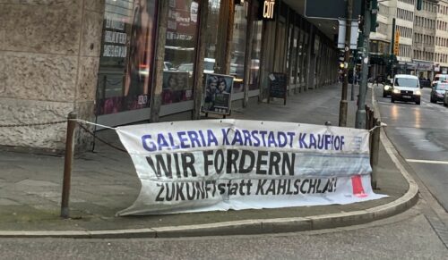 Protest-Plakat vor einer Karstadt-Filiale im vergangenen Jahr in Düsseldorf (Foto: Redaktion)