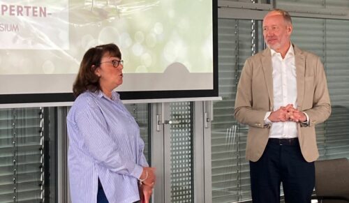 Manuela Pierog und Günter Neunaber begrüßten die Rexor-Passformexperten zum Jubiläums-Treffen beim Bequemschuhsymposium in Zeulenroda. (Foto: Redaktion)
